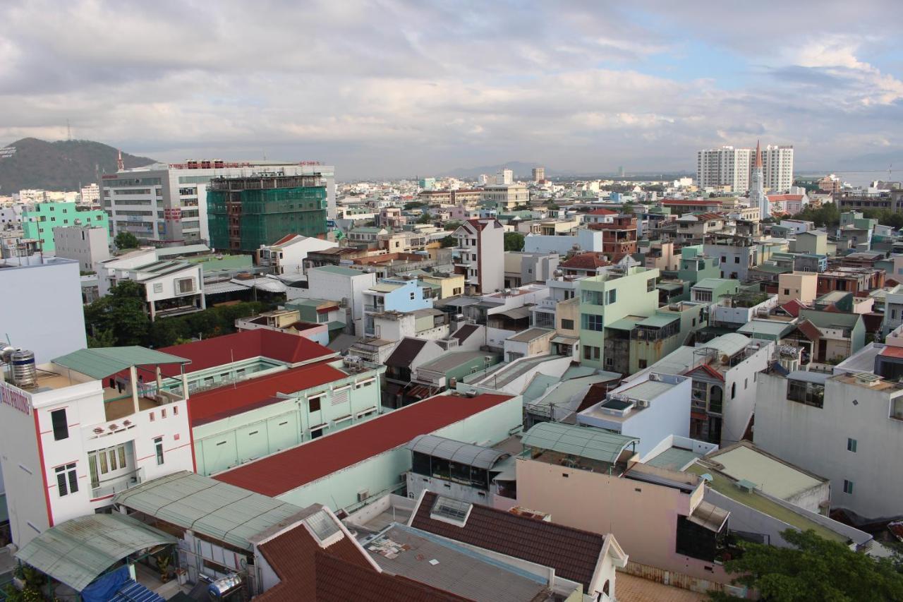 Отель Khach San Sao Viet Куинён Экстерьер фото